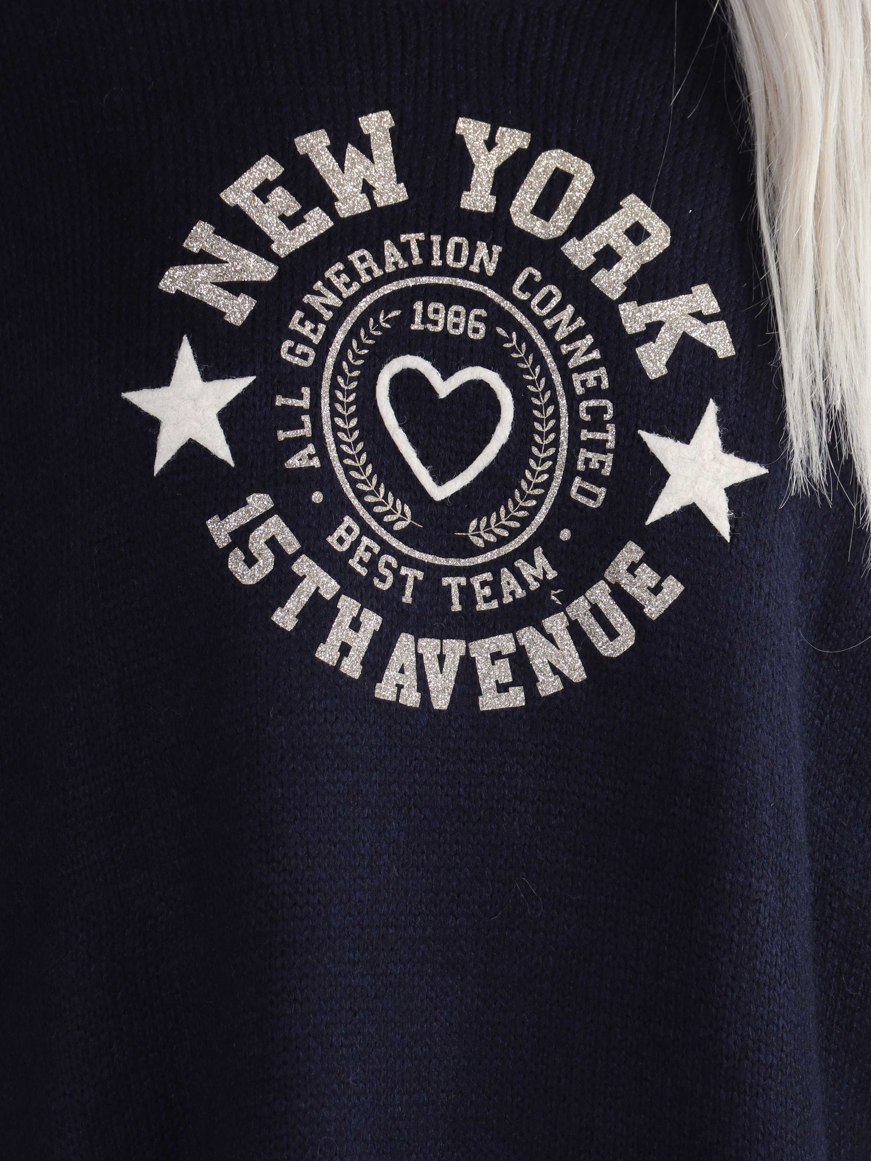 Achilla - Plus size strikbluse med guld print foran